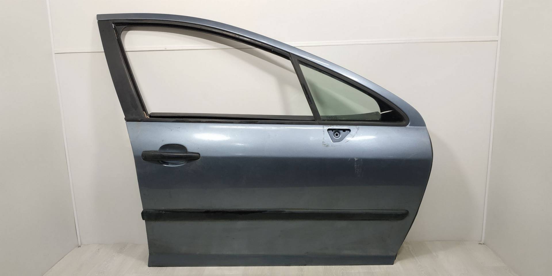 Стекло двери передней правой Peugeot 407 купить в Беларуси