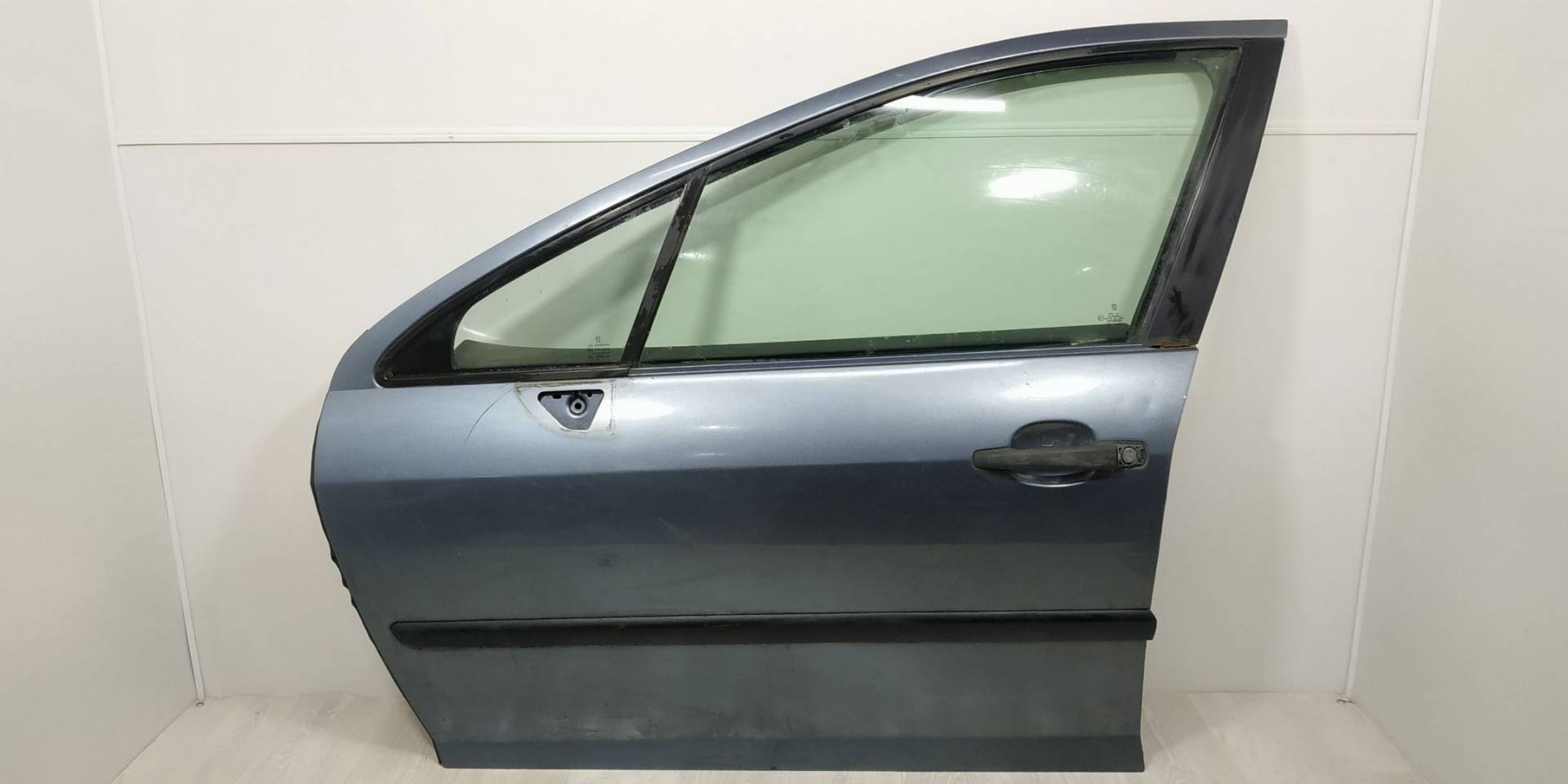 Стекло двери передней левой Peugeot 407 купить в Беларуси