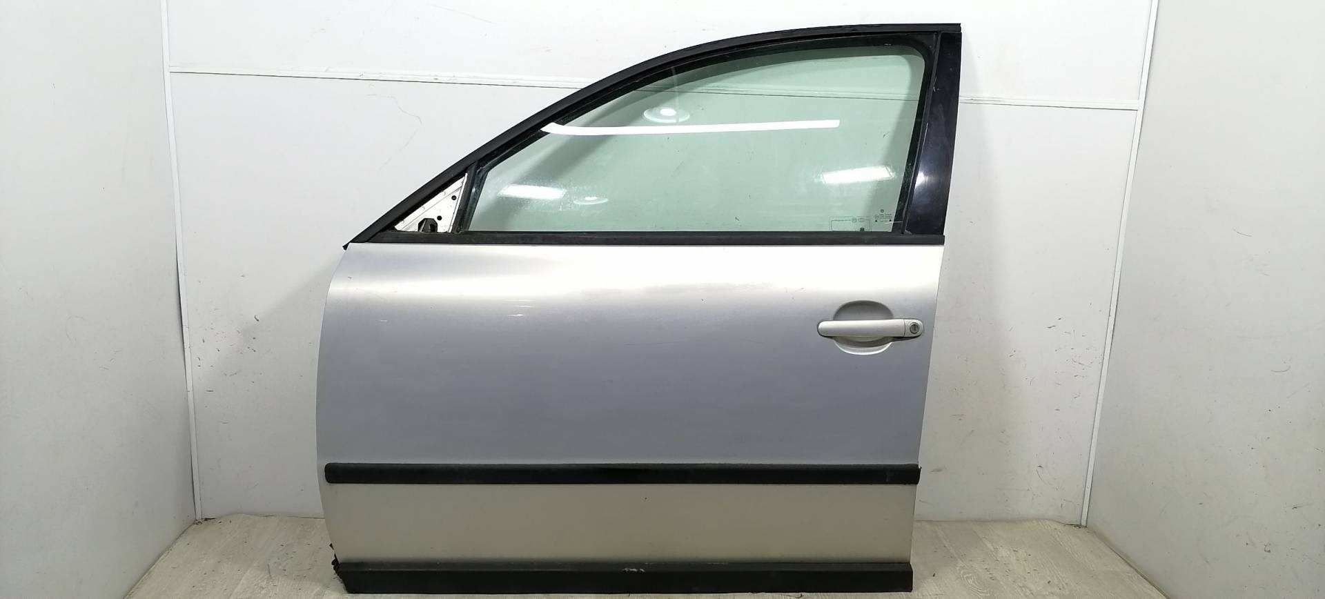 Уплотнитель двери Volkswagen Passat 5 купить в России