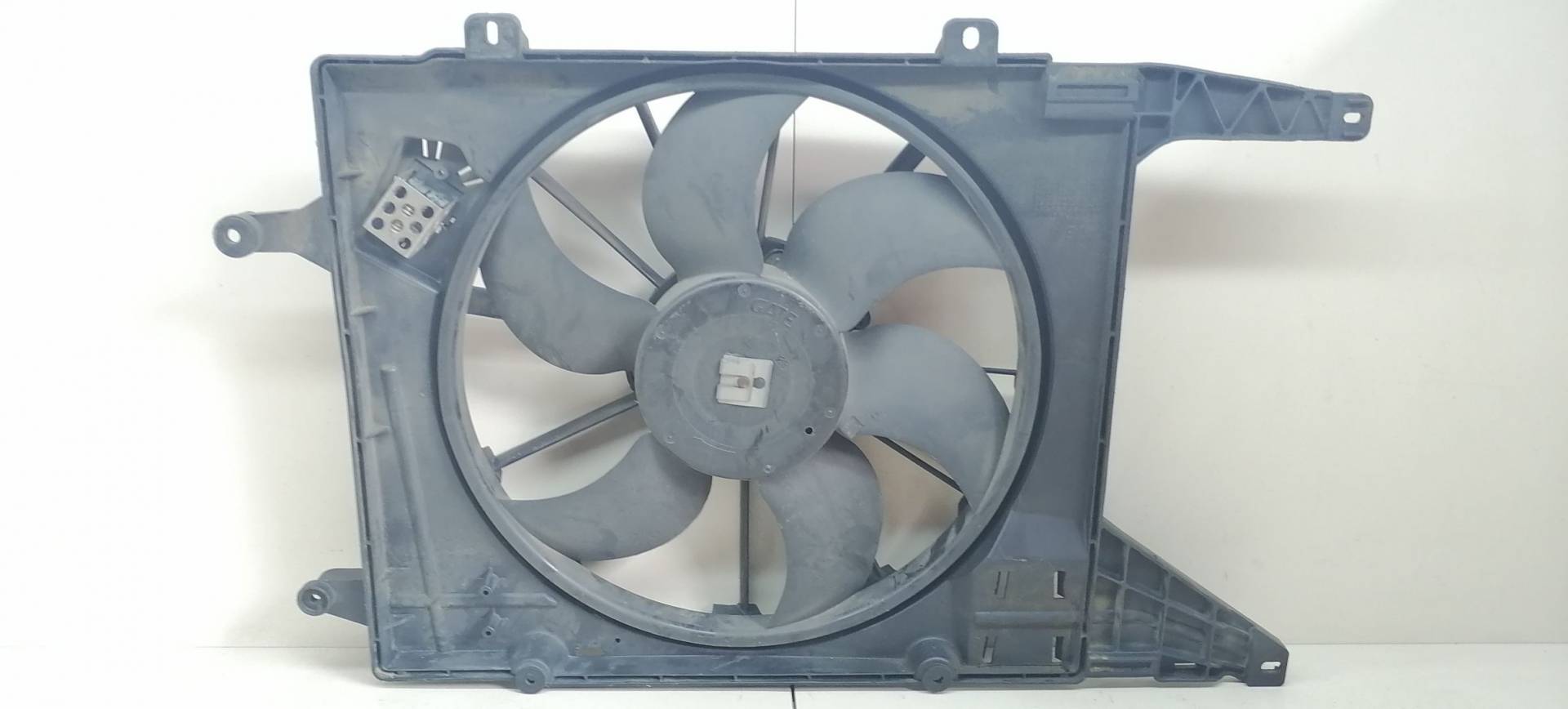 Вентилятор охлаждения рено сценик 1. Разъём вентилятора охлаждения рено логан. Renault scenic 2 двойной вентилятор радиатор. 4 двигатель. Вентилятор охлаждения рено сценик 1.