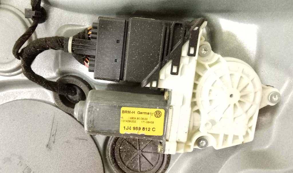 Стеклоподъемник электрический двери задней правой Volkswagen Bora купить в России