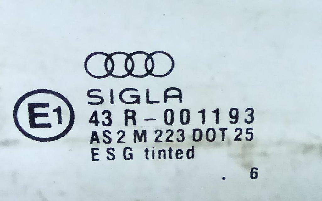 Стекло двери передней правой Audi A6 C4 купить в России