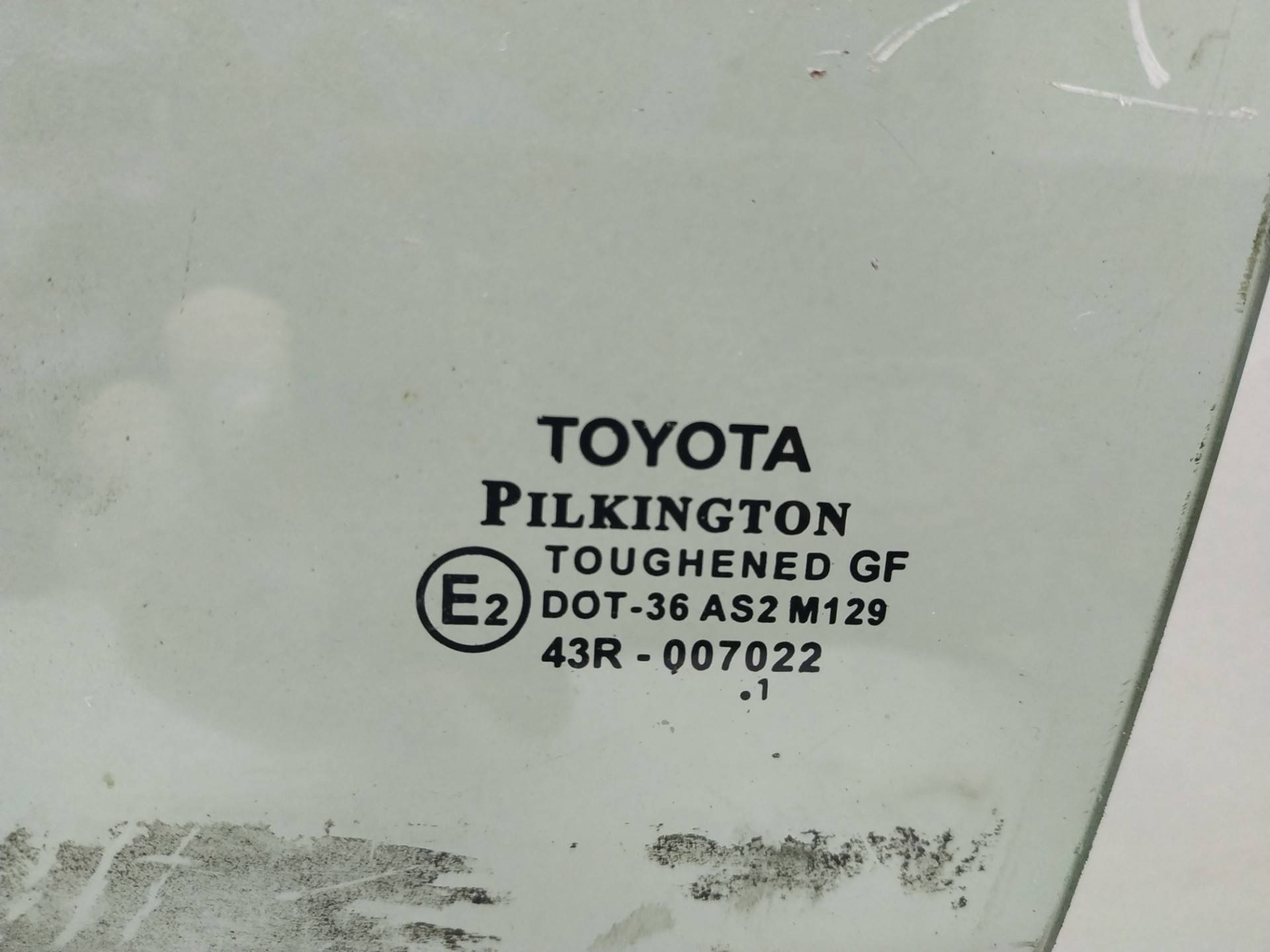 Стекло двери задней левой Toyota Avensis 2 (T250) купить в Беларуси