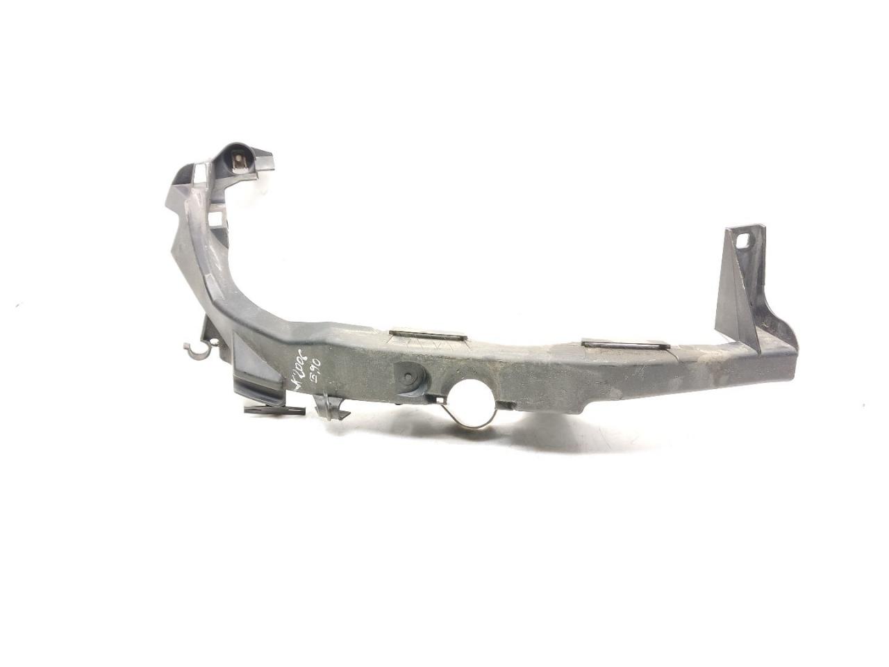 крепление фары правой BMW 3 серия E90/E91/E92/E93 E90 2005, 2.0 л., D, M47N 204 D4, дизель, 6МКПП, black saphir / 475, седан, задний привод, правый руль, 51117116708 - фото №1