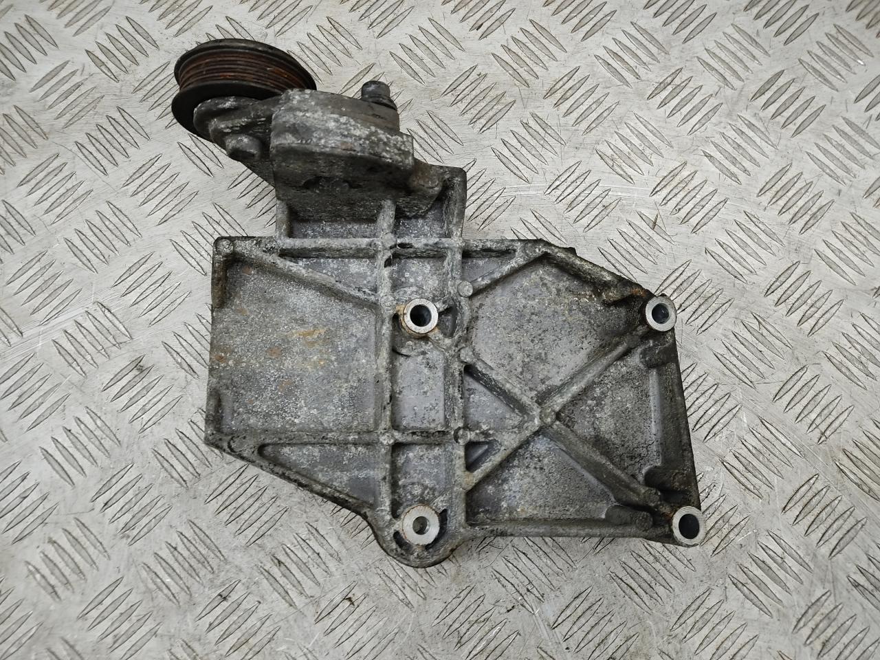 кронштейн компрессора кондиционера Audi A6 4B/C5 2000, 1.9 л., TDi, AVG, дизель, 5МКПП, бордовый, седан, передний привод, правый руль, 028260885A - фото №1