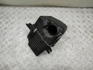 корпус воздушного фильтра Suzuki Grand Vitara 2 поколение [рестайлинг] 2012, 1.9 л., DDiS, F9QC, дизель, 5МКПП, pearl white / z7t, внедорожник 5 дв., полный привод, правый руль, 13700-67J00