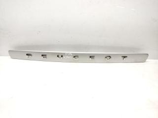 накладка двери (крышки) багажника Peugeot 308 T7 2009, 1.6 л., HDi, 9HZ (DV6TED4), дизель, 6МКПП, красный, универсал, передний привод, правый руль, 96806028