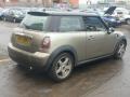 спойлер Mini Cooper 2 поколение R56 2007, 1.6 л., HDi, 9HZ (DV6TED4), дизель, 6МКПП, sparkling silver / a60, хетчбэк 3 дв., передний привод, правый руль, 714885003 - фото №4