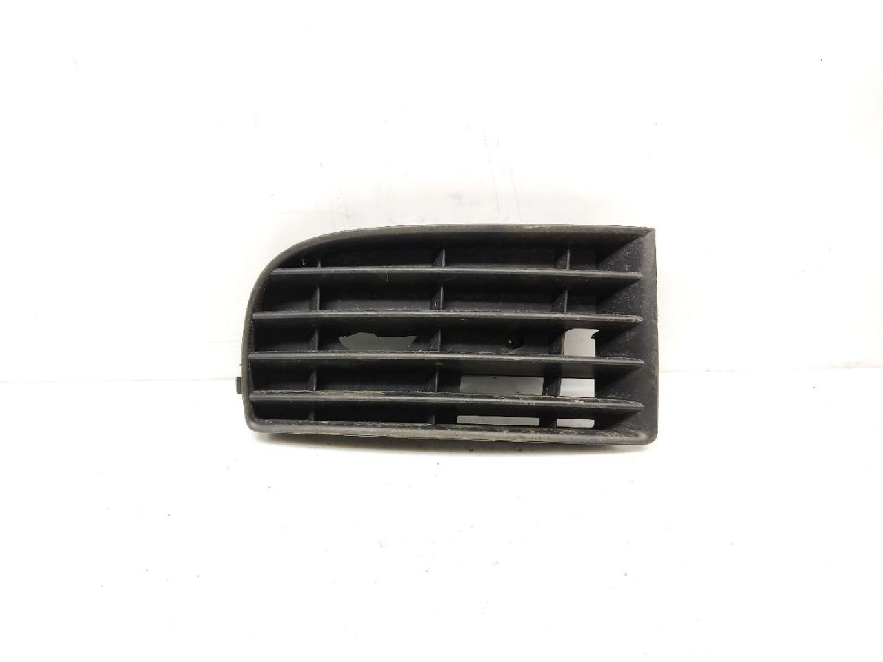 решётка бампера боковая правая Volkswagen Golf 5 поколение 2005, 1.4 л., i, BCA, бензин, 5МКПП, reflex silver / la7w, хетчбэк 5 дв., передний привод, правый руль - фото №1