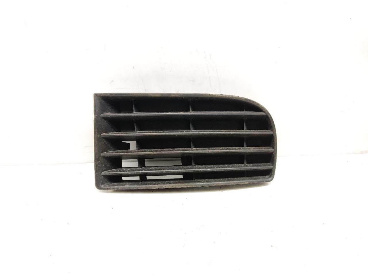 решётка бампера боковая левая Volkswagen Golf 5 поколение 2005, 1.4 л., i, BCA, бензин, 5МКПП, reflex silver / la7w, хетчбэк 5 дв., передний привод, правый руль, 1K0853665 - фото №1