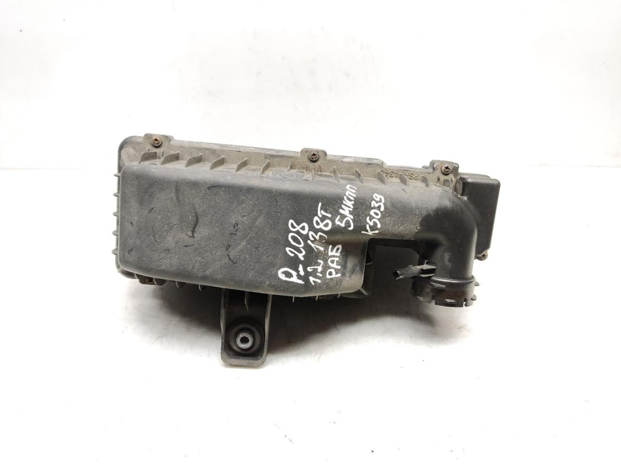 корпус воздушного фильтра Peugeot 208 1 поколение 2014, 1.2 л., i, HMZ (EB2F), бензин, 5МКПП, gris aluminium / ezr, хетчбэк 5 дв., передний привод, правый руль, 9670851880 - фото №1