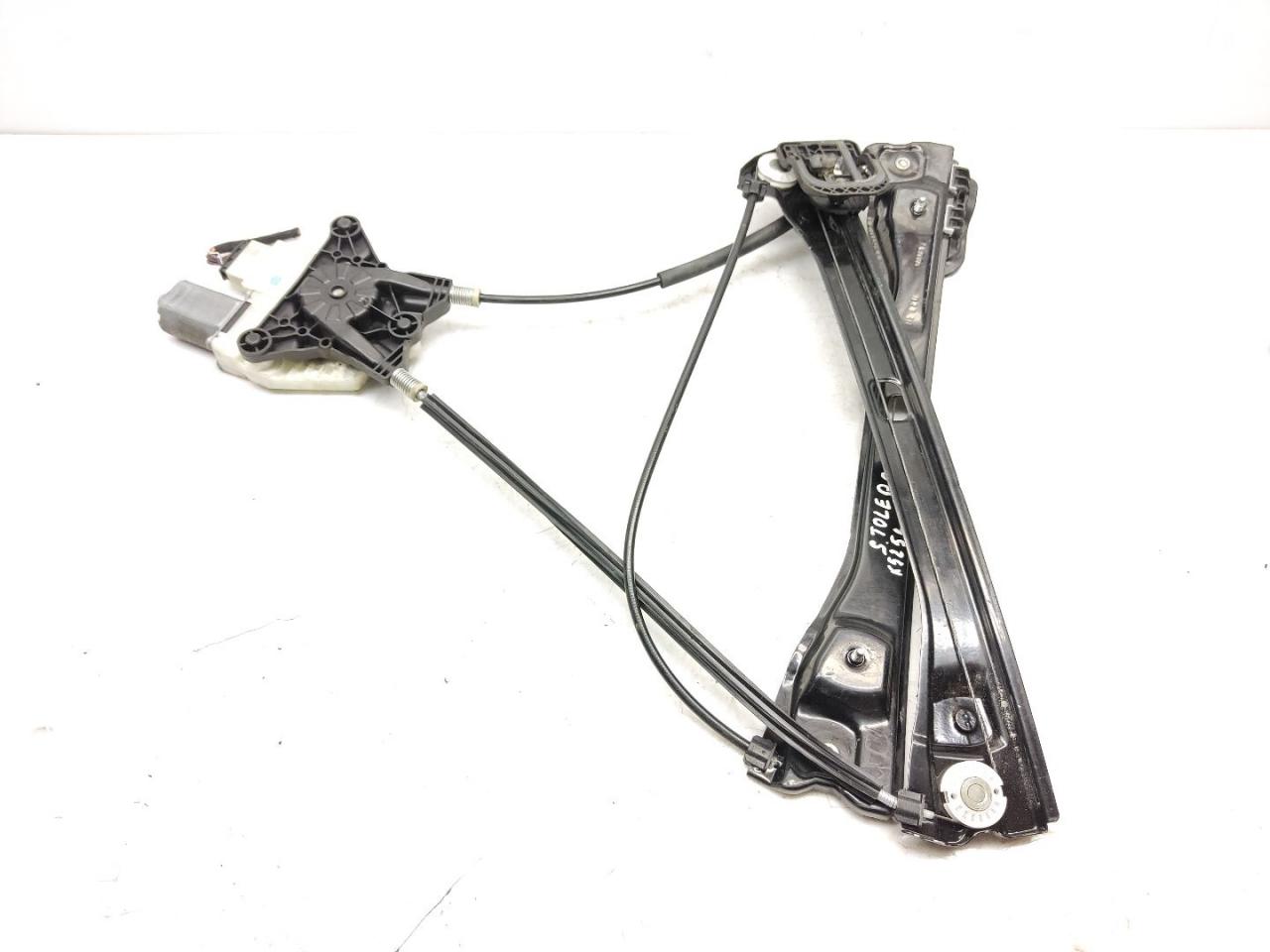 стеклоподъемник передний правый SEAT Toledo 4 поколение KG 2013, 1.6 л., TDi, CAYC, дизель, 5МКПП, reflex silver / la7w, лифтбэк, передний привод, правый руль, 5JA959802H, A67002111 - фото №1