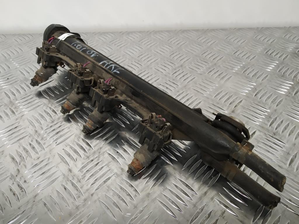 форсунка Volkswagen Golf 4 поколение 1999, 1.6 л., i, AKL, бензин, 5МКПП, черный, хетчбэк 5 дв., передний привод, правый руль, 037906031AA - фото №1