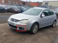решётка бампера боковая левая Volkswagen Golf 5 поколение 2005, 2.0 л., TDi PD, BKD, дизель, 6МКПП, серебро, хетчбэк 3 дв., передний привод, правый руль, 1K0853665C - фото №3