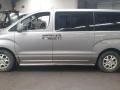 подножка Hyundai Grand Starex 1 поколение TQ 2012, 2.5 л., CRDi, D4CB, дизель, АКПП, серебро, минивэн, задний привод, правый руль - фото №7