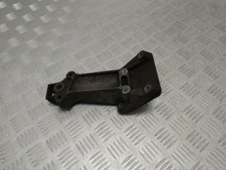 кронштейн двигателя Mercedes-Benz Sprinter 1 поколение (W901-905) [рестайлинг] W902 2000, 2.1 л., CDi, OM 611.981, дизель, 5МКПП, arktikweiss / 9147, микроавтобус, задний привод, правый руль, A6112230404, A6012233604