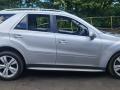 подножка Mercedes-Benz M-Класс W164 [рестайлинг] 2008, 3.0 л., CDi, OM 642.940, дизель, АКПП, iridiumsilber / 775, внедорожник 5 дв., полный привод, правый руль, A1646901475, A1646900610, A1646901375, A1646900510 - фото №3