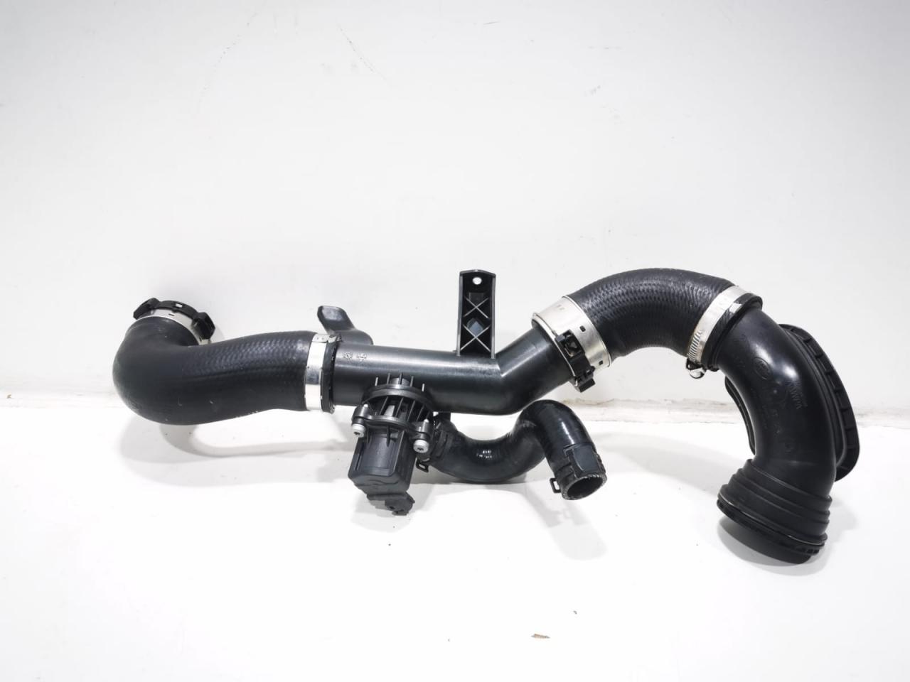 патрубок интеркулера Jaguar E-Pace 1 поколение 2020, 2.0 л., бензин, АКПП, внедорожник 5 дв. - фото №1