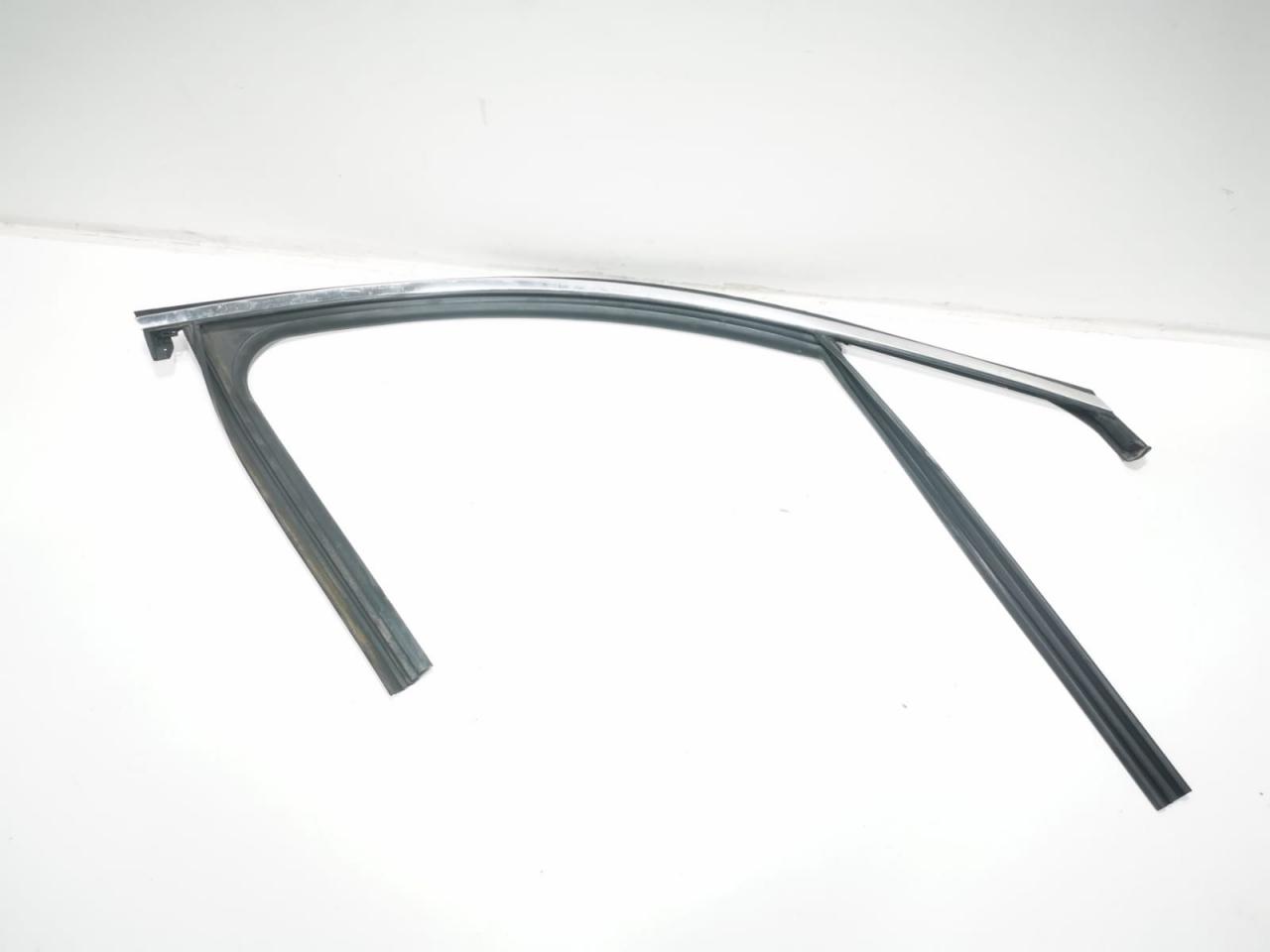 молдинг двери передней правой Hyundai Santa Fe 4 поколение 2020, 2.4 л., бензин, АКПП, внедорожник 5 дв. - фото №1