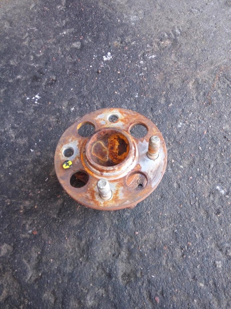 ступица задняя левая Kia Rio 3 поколение 2012, 1.4 л., бензин, МКПП, хетчбэк 5 дв. - фото №1