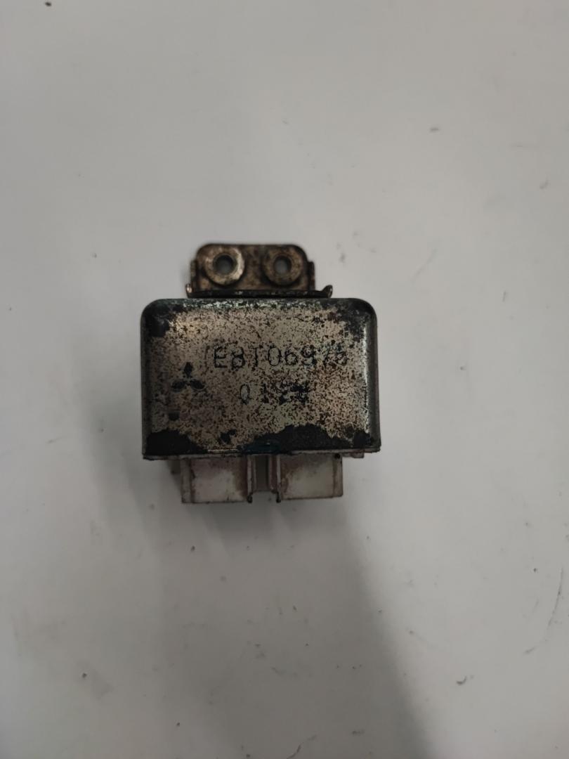 реле бензонасоса Mitsubishi Galant 5 поколение 1990, 1.8 л., бензин, МКПП, седан, E8T06975 - фото №1