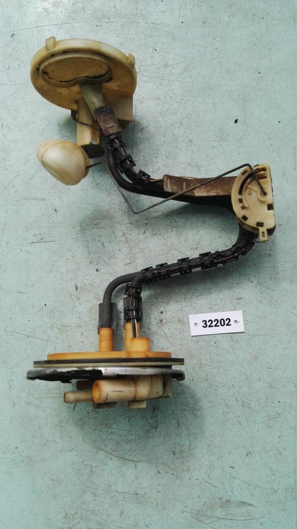 датчик уровня топлива Renault 19 1 поколение 1992, 1.9 л., дизель, МКПП, хетчбэк 5 дв., 7700783212 - фото №1