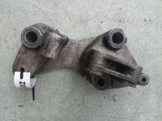 кронштейн (крепление) Renault Trafic 2 поколение 2005, 2.5 л., дизель, МКПП, минивэн, 8200140428