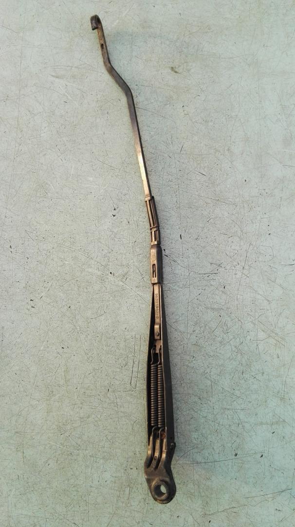 щеткодержатель (поводок стеклоочистителя, дворник) Peugeot 605 1 поколение 1994, 2.0 л., бензин, МКПП, седан - фото №1