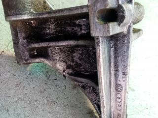 кронштейн (крепление) Volkswagen Golf 3 поколение 1994, 1.9 л., дизель, МКПП, хетчбэк 5 дв., 028145531C
