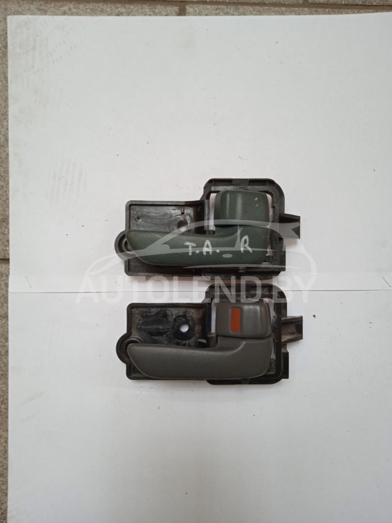 ручка внутренняя Toyota Avensis 1 поколение (T220) 1998, 1.3 л., бензин, МКПП, хетчбэк 5 дв. - фото №1