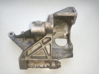 кронштейн (крепление) Volkswagen Golf 1 поколение 1992, 1.9 л., дизель, МКПП, универсал, 028145531E