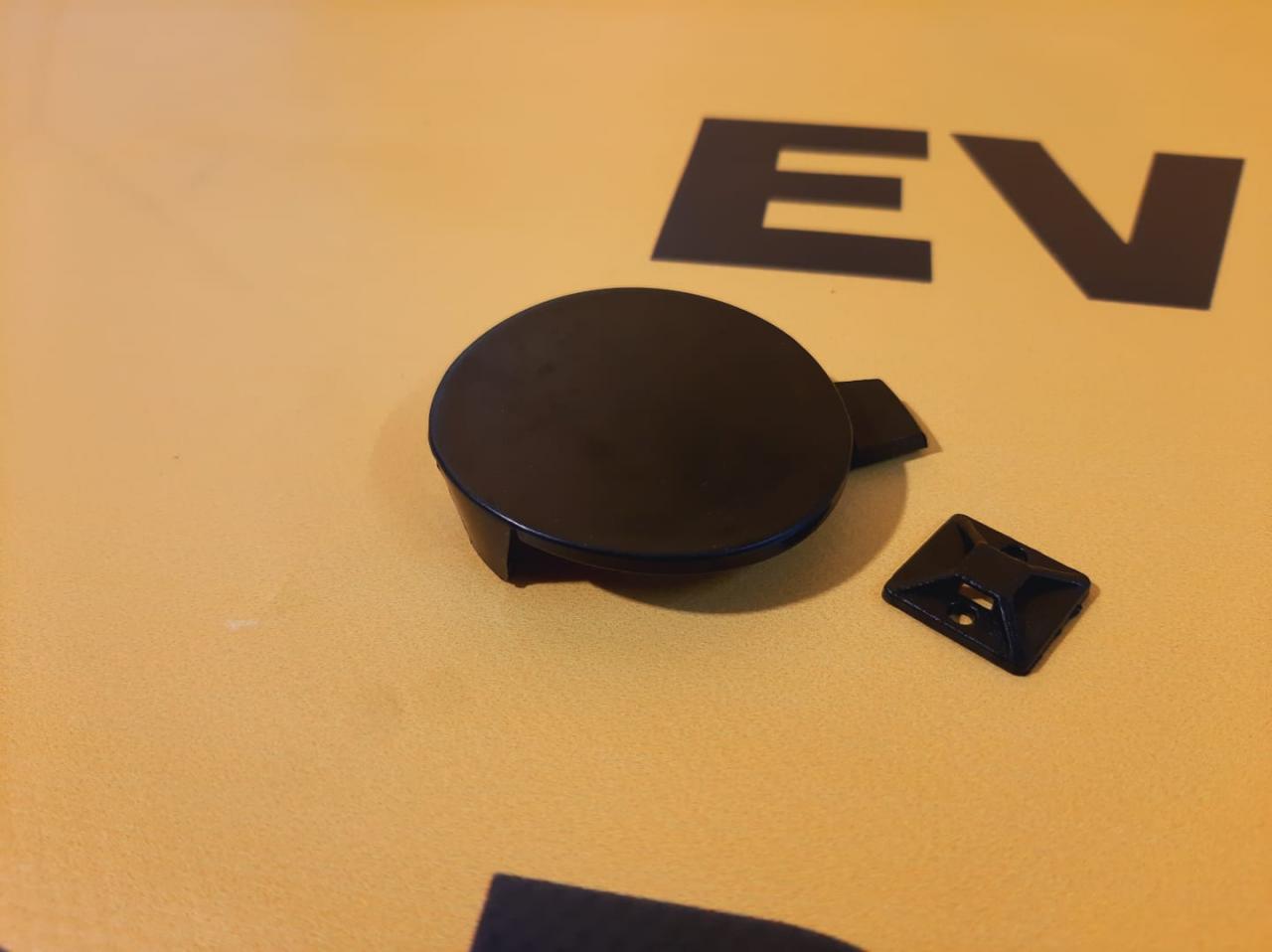 заглушка переднего бампера под крюк Tesla Model 3 1 поколение 2020, 1084173-00-E, 1460701-00-B - фото №1