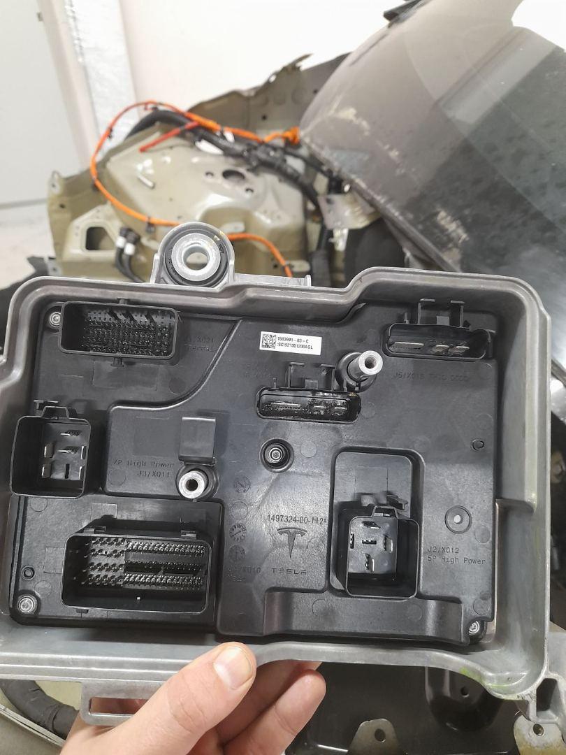 блок управления (другие) Tesla Model Y 1 поколение 2021, black, полный привод, 1583991-01-C - фото №1