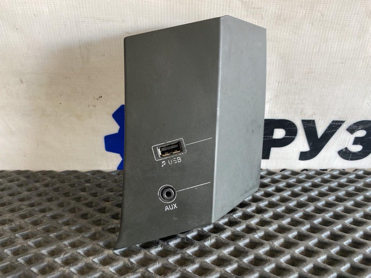 разъем AUX / USB Volvo FH4 первое поколение (2013 - 2020), 82303887 - фото №1