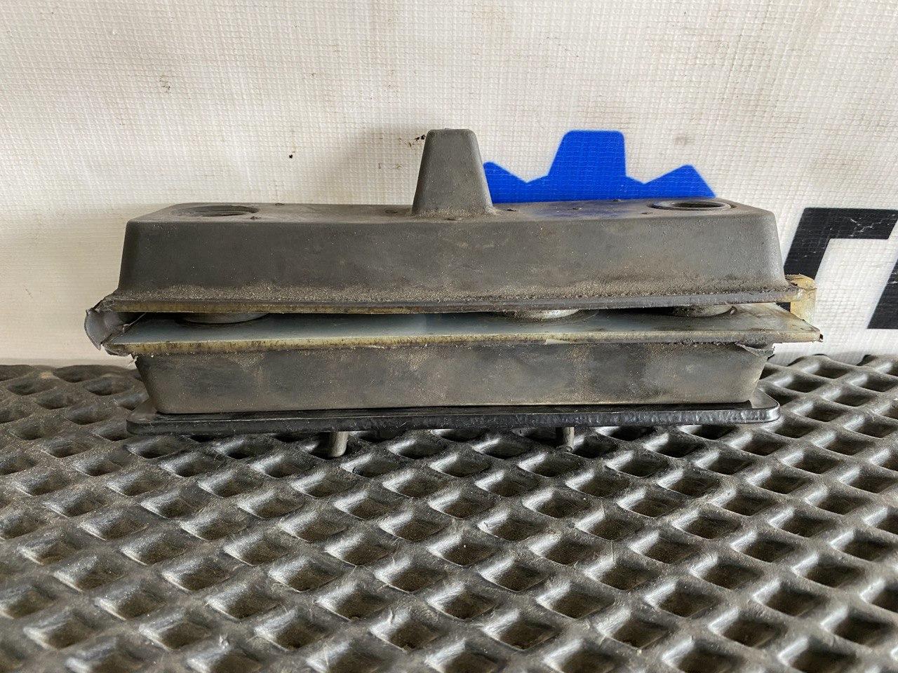 подушка радиатора Renault T-Series 1 поколение (2013 - 2025), 7421167414 - фото №1