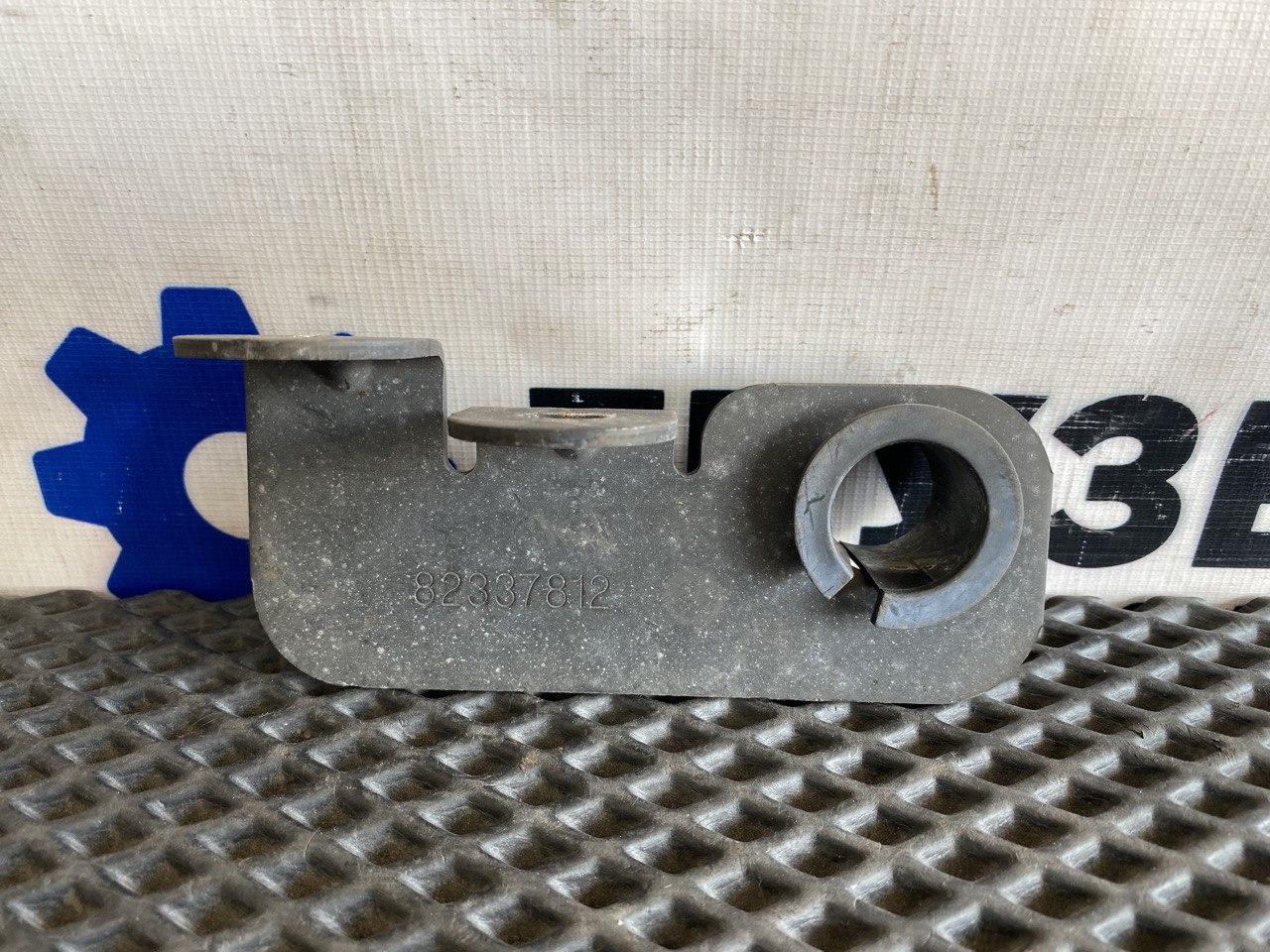 кронштейн спойлера кабины Volvo FH4 первое поколение (2013 - 2020), 82337812 - фото №1