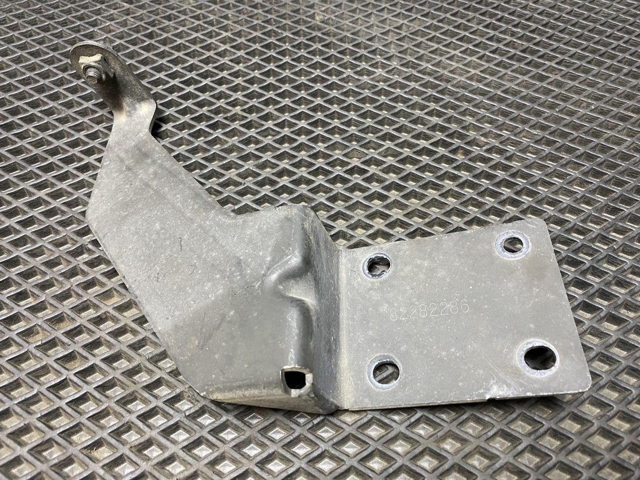 кронштейн спойлера кабины Volvo FH4 первое поколение (2013 - 2020), 82282286 - фото №1