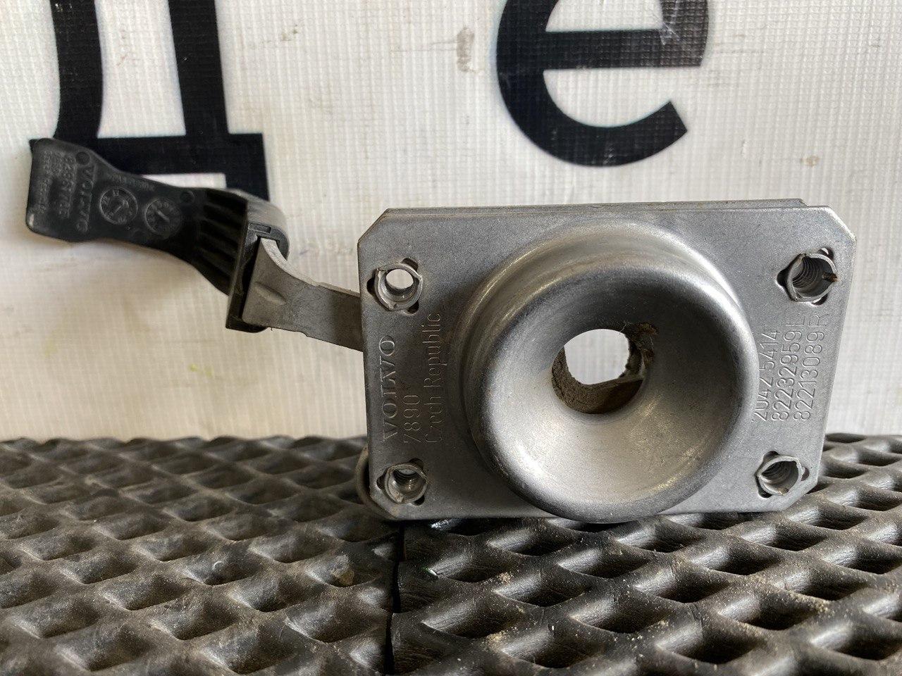 замок капота Volvo FH4 первое поколение (2013 - 2020), 20425414, 82232959, 82213089 - фото №1