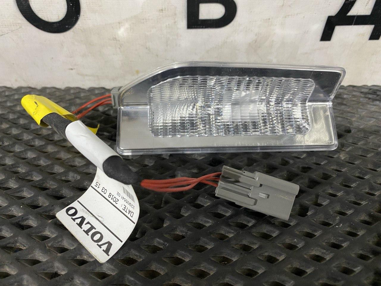 плафон двери правой Volvo FH4 первое поколение (2013 - 2020), 22935541, 22935545, 82694584 - фото №1
