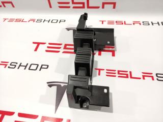 Кронштейн панели пола 2-го ряда сидений (6 мест) Tesla Model X 1 поколение 2017, 1059715-00-D