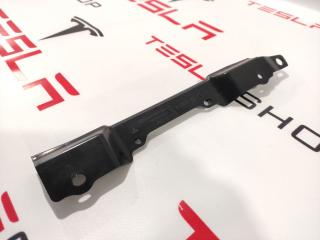 Кронштейн облицовки стойки Tesla Model X 1 поколение 2017, 1054068-00-A