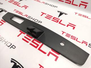 накладка двери (крышки) багажника Tesla Model X 1 поколение 2017, 1037897-00-E