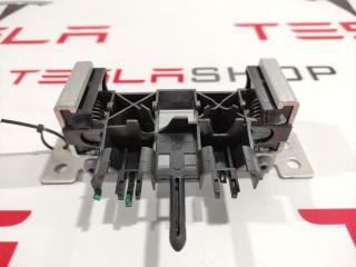 Крышка низковольтного разъёма высоковольтной батареи Tesla Model S 1 поколение (2012 - 2016), 1003915-10-F