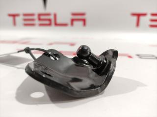 Кронштейн амортизатора крышки багажника (шаровый) Tesla Model X 1 поколение 2017, 1046610-00-A