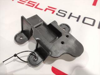 Кронштейн крепления ручки Tesla Model S 1 поколение (2012 - 2016), 1008413-00-C