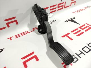 педаль Tesla Model S 1 поколение 2015, 1005307-00-A
