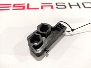 Кронштейн тормозной магистрали Tesla Model S 1 поколение 2015, 6008136-00-C