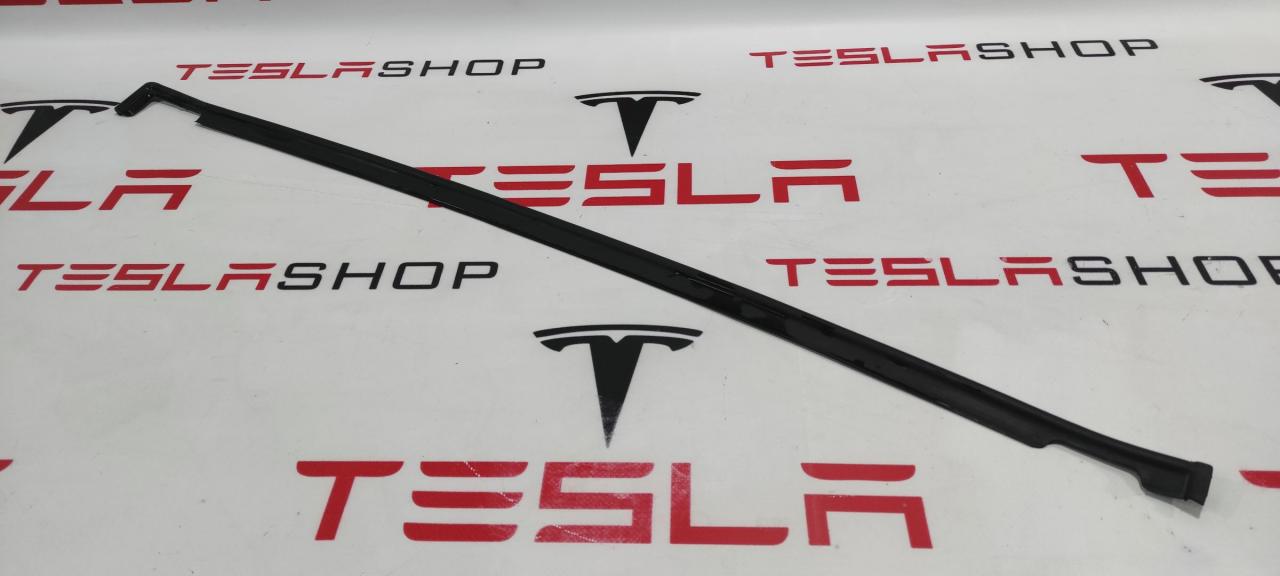 Уплотнитель подъемной задней двери Tesla Model X 1 поколение 2017, 1069003-00-C - фото №1