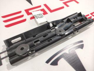 Кронштейн крепления дренажной трубки панорамной крыши Tesla Model S 1 поколение 2015, 1008372-00-E