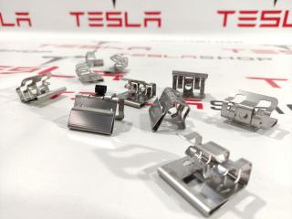 Клипса бокса Tesla Model S 1 поколение (2012 - 2016), 1009509-00-B